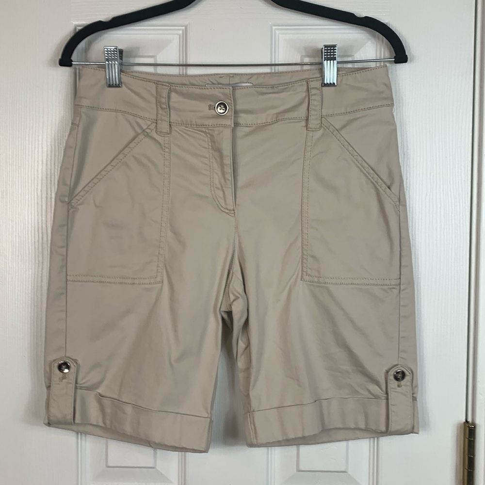 White House/Black Market beige shorts size 4. 97% cotton, 3% spandex. Pockets,